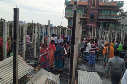 নারায়ণগঞ্জে আগুনে ৩৬ বসতঘর পুড়ে ছাই, খোলা আকাশের নিচে পরিবার 
