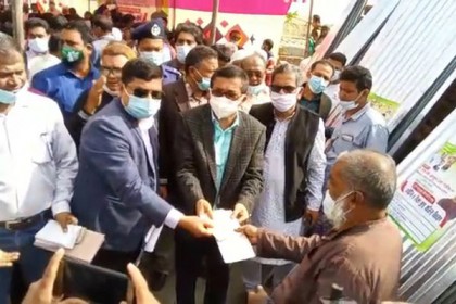 নড়িয়ায় অগ্নিকাণ্ডে ক্ষতিগ্রস্তদের মাঝে টিন-অর্থ বিতরণ