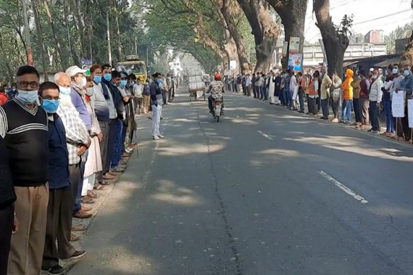 মোবারকগঞ্জ সুগার মিলের আখচাষী ও শ্রমিক কর্মচারীদের মানববন্ধন