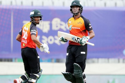 টস হেরে ব্যাট করছে খুলনা