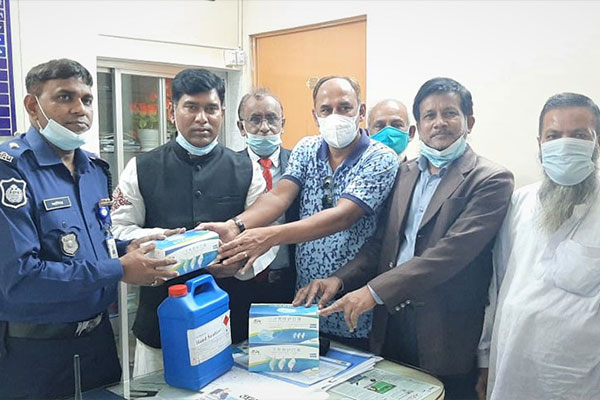 মতলব উত্তরে মাস্ক ও হ্যান্ড স্যানিটাইজার বিতরণ