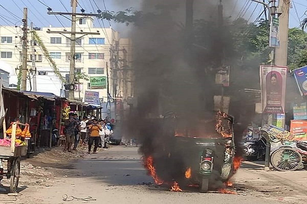 সিএনজি অটোরিকশায় আগুন, একই পরিবারের তিনজন দগ্ধ