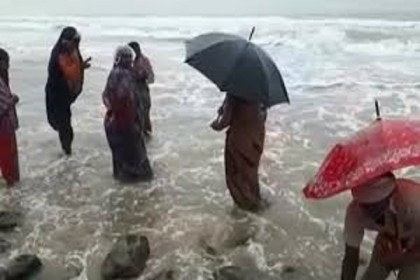 পানির মধ্যে মিলছে সোনা, ভারতের সমুদ্রতীরে মানুষের ঢল!