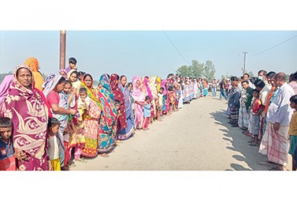বংশাই নদীর ভাঙন রোধে ব্যবস্থা গ্রহণের দাবিতে মানববন্ধন