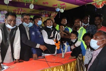 শাজাহানপুরে মাস্ক ব্যবহারে উৎসাহিত করতে ফুটবল টুর্নামেন্ট


