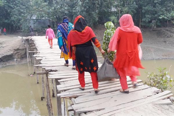 ব্রিজ না থাকায় ১০ মিনিটের রাস্তা ঘুরে আসতে হয় ১ ঘণ্টায়