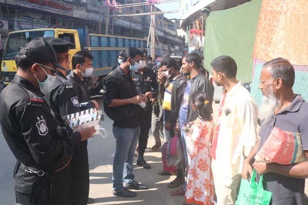 করোনা প্রতিরোধে টাঙ্গাইলে র‌্যাবের মাস্ক বিতরণ