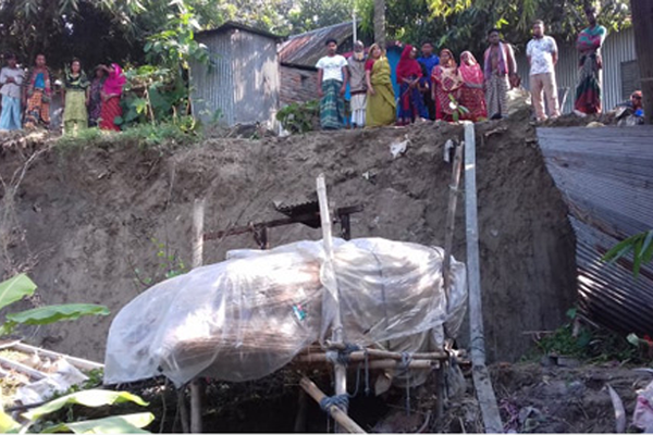 কুমার নদের পাড়ে হঠাৎ ধসে ১০ বসত-বাড়ি বিলীন