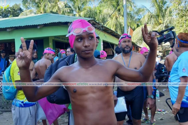 বাংলা চ্যানেল পাড়ি দিয়ে ইতিহাস গড়লো বগুড়ার কিশোর রাব্বি