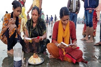 করোনা থেকে রক্ষায় প্রার্থনা, কুয়াকাটায় পূণ্যার্থীদের ঢল