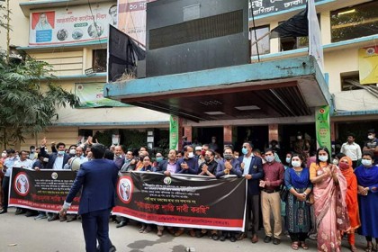 এক যুগ্ম কমিশনারের বরখাস্তের দাবিতে বিক্ষোভ এনবিআরে