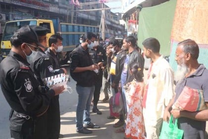 করোনা প্রতিরোধে টাঙ্গাইলে র‌্যাবের মাস্ক বিতরণ
