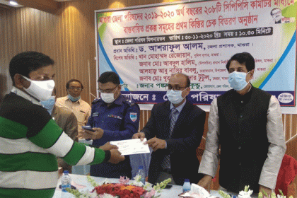 মাগুরা ২০৮টি প্রতিষ্ঠানের মাঝে অনুদানের চেক বিতরণ