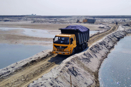 পদ্মা নদীর দুটি স্থানে বালুর ট্রাক চলাচলের রাস্তা নির্মাণ