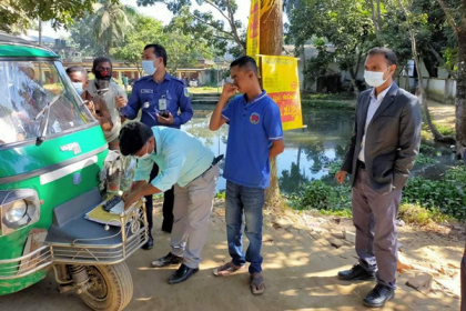 মাস্ক না পড়ায় হালুয়াঘাটে ১০ জনকে জরিমানা