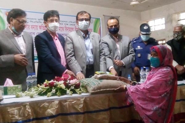 মধুপুরে চাষিদের মাঝে বিএডিসি কৃষিবিদ সমিতির বীজ বিতরণ
