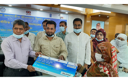 নোয়াখালী পৌরসভার প্রান্তিক নারীদের স্বাবলম্বী করতে ১০ হাজার টাকা করে অনুদান 
