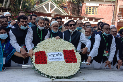 বঙ্গবন্ধুর সমাধিতে ঢাকা মহানগর দক্ষিণ আওয়ামী লীগের শ্রদ্ধা 
