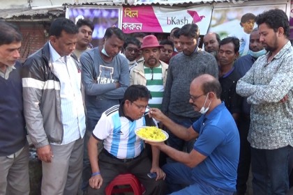 খাবার খাইয়ে ম্যারাডোনা ভক্তের শোক ভাঙাল ক্রীড়া সংস্থা