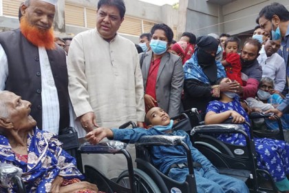 শ্রীপুরে প্রতিবন্ধীদের মাঝে হুইল চেয়ার বিতরণ