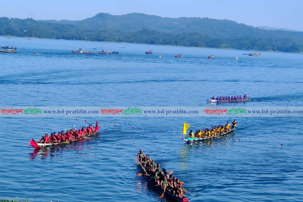 পাহাড়ে সম্প্রীতির নৌকা বাইচ
