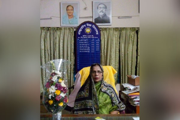 গ্রাজুয়েট উচ্চ বিদ্যালয়ে প্রথম নারী প্রধান শিক্ষক খুরশিদা বেগম