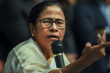 আমি ছবি আঁকি বলে এত হিংসা, কটাক্ষের জবাব মমতার