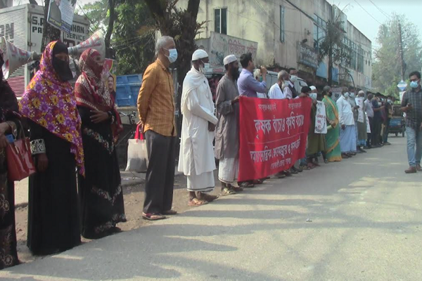 নোয়াখালীতে ফসলের নায্যমূল্য দেয়ার দাবিতে মানববন্ধন