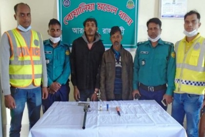 অটোরিকশা ছিনতাইয়ের পর অস্ত্রসহ ২ যুবক গ্রেফতার