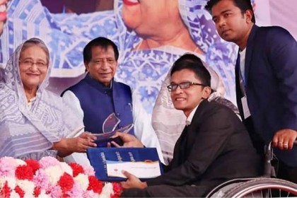 সড়ক দুর্ঘটনা থেকে প্রতিবন্ধী অদম্য মুন্না