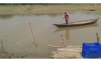 রশি টেনে নৌকায় বড়াল নদী পারাপার