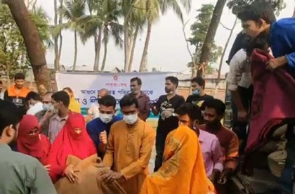 অগ্নিকাণ্ডে ক্ষতিগ্রস্তদের মাঝে শীতবস্ত্র বিতরণ ছাত্র অধিকার পরিষদের