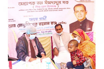 সিংড়ায় ফ্রি মেডিকেল ক্যাম্পে শিশুদের চিকিৎসা 