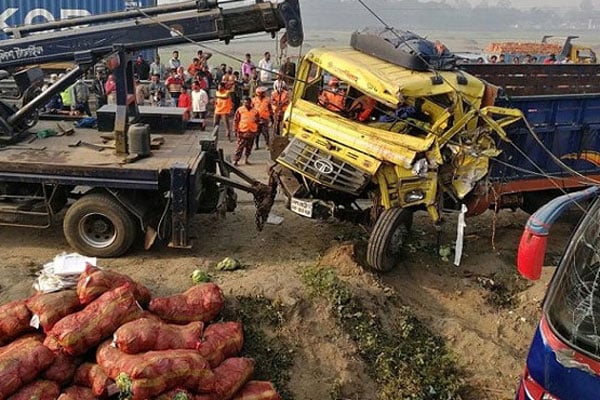 দাঁড়িয়ে থাকা বাসকে ট্রাকের ধাক্কা, নিহত ৬