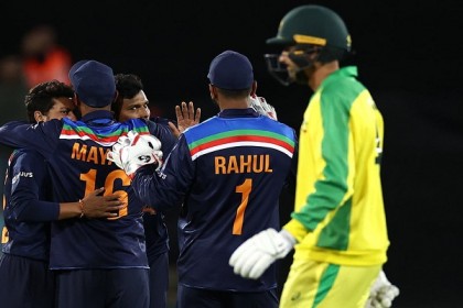 অস্ট্রেলিয়ার বিরুদ্ধে টি-টোয়েন্টিতে ঘুরে দাঁড়াতে মরিয়া ভারত