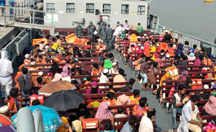 ভাসানচরের পথে আট জাহাজে ১৬৪২ রোহিঙ্গা
