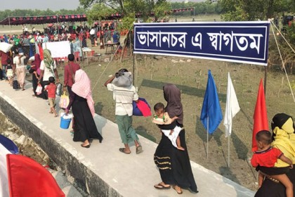 ১৬৪২ রোহিঙ্গা নিয়ে ভাসানচরে পৌঁছেছে নৌবাহিনীর ৮ জাহাজ (ভিডিও)
