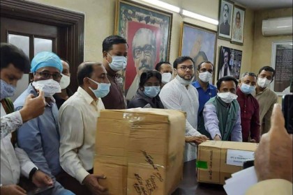 আওয়ামী লীগের ত্রাণ কমিটির উদ্যোগে মাস্ক বিতরণ 