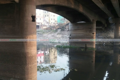 বিভিন্ন স্থানে ফাটল, ঝুঁকিতে টঙ্গী ব্রিজ