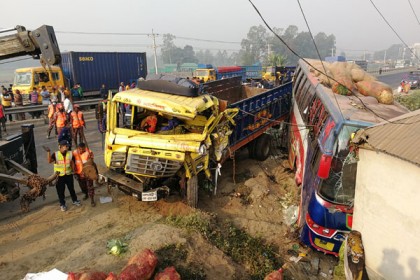 টাঙ্গাইলে ট্রাকের ধাক্কায় বাসের ছয় যাত্রী নিহত