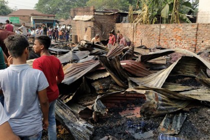 ফরিদপুরে আগুনে পুড়ে গেলো ১০ দোকান
