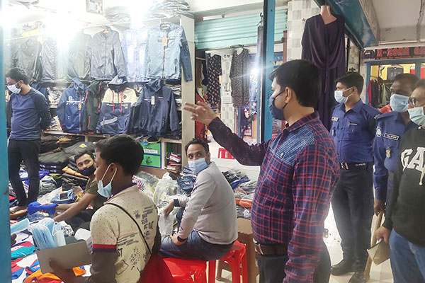 গুরুদাসপুরে মাস্ক না পড়ায় ১১ জনকে জরিমানা