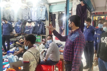 গুরুদাসপুরে মাস্ক না পড়ায় ১১ জনকে জরিমানা