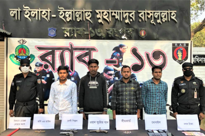 রংপুরে ডিবি পরিচয়ে ছিনতাই ও হত্যায় অস্ত্রসহ গ্রেফতার ৪