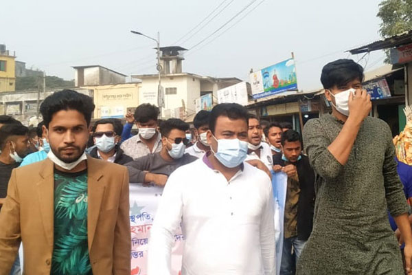 বঙ্গবন্ধুর ভাস্কর্য ভাঙার প্রতিবাদে কুমিল্লায় ছাত্রলীগের বিক্ষোভ