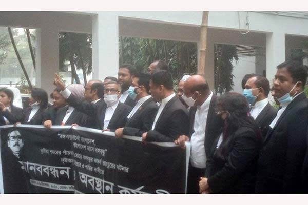 বঙ্গবন্ধুর ভাস্কর্য ভাঙার প্রতিবাদে সুপ্রিমকোর্টে আওয়ামী আইনজীবীদের মানববন্ধন 

