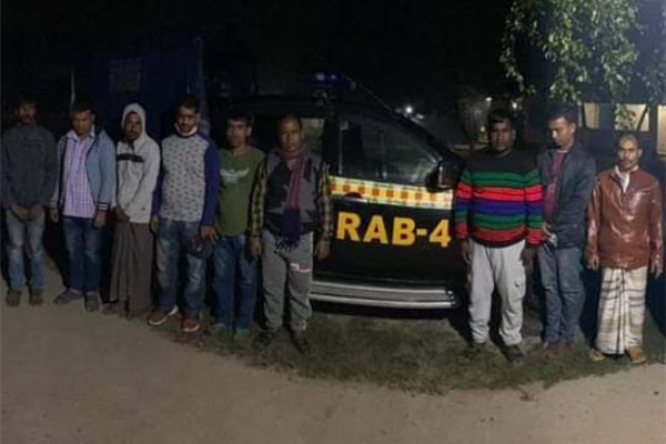 ধামরাইয়ে বাসের ভেতর থেকে ১৫ জুয়াড়ি আটক