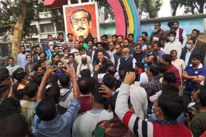 সিংড়ায় বঙ্গবন্ধুর ভাস্কর্য ভাংচুরের প্রতিবাদে আওয়ামী লীগের বিক্ষোভ 