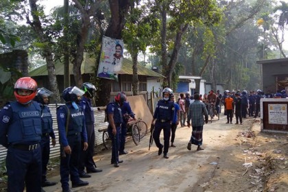 হিজলায় আওয়ামী লীগের দুই পক্ষের
সংঘর্ষে আহত ১০
