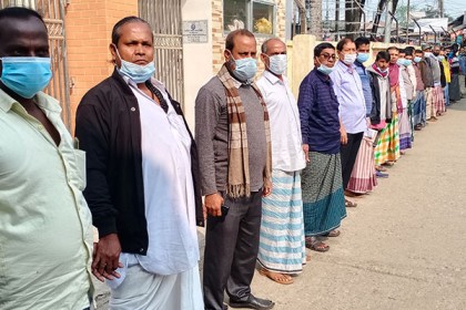 গলাচিপায় চাঁদার টাকা না দেওয়ায় হামলা, প্রতিবাদে মানববন্ধন